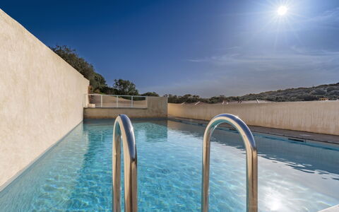 Bonifacio 201: Blau, Schwimmbad, Hotel