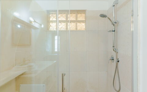 Casa Lea: Badezimmer, Wand, Armatur, Interior Design, Flooring, Duschkopf, Fussboden, Dusche, Installation, Beleuchtung