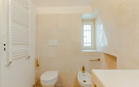 Casa Lea: Badezimmer, Toilleten Sitz, Flooring, Armatur, Wand, Fussboden, Toilette, Interior Design, Installation, Fliese