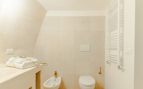 Casa Lea: Flooring, Toilleten Sitz, Fussboden, Wand, Badezimmer, Toilette, Armatur, Holz, Interior Design, Decke
