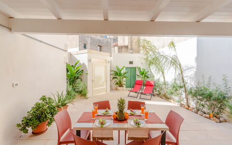 Casa Lea: Möbel, Interior Design, Flooring, Fussboden, Tabelle, Decke, Stuhl, Blumentopf, Zuhause, Zimmerpflanze