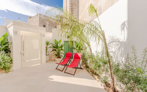 Casa Lea: Flooring, Fussboden, Blumentopf, Zimmerpflanze, Schatten, Fliese, Flagstone, Hof