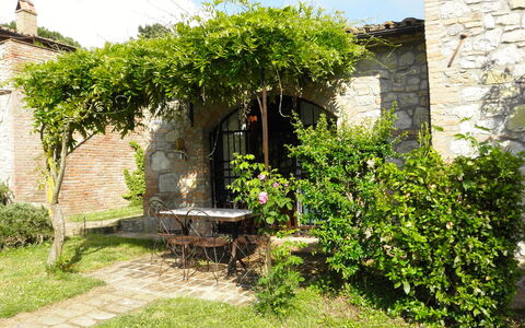 Appartamento Il Fienile Del Sole, Wifi, Perugia: Strauch, Garten, Backstein, Steinwand, Schatten, Hinterhof, Garten, Landscaping, Hazienda