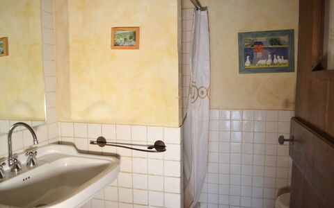 Appartamento Vele, Wifi, Near Perugia: Armatur, Wand, Badezimmer, Bad Sink, Flooring, Zapfhahn, Sinken, Fussboden, Interior Design, Installation