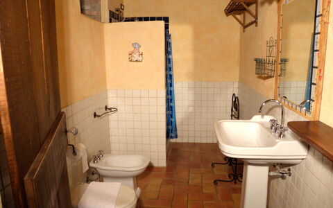 Appartamento Pietra Viva, Wifi, Near Perugia: Bad Sink, Flooring, Armatur, Wand, Fussboden, Interior Design, Badezimmer, Holz, Sinken, Zapfhahn