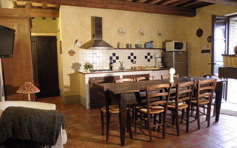 Appartamento Pietra Viva, Wifi, Near Perugia: Möbel, Interior Design, Flooring, Holz, Fussboden, Tabelle, Decke, Küche & Esszimmer Tisch, Stuhl, Küche