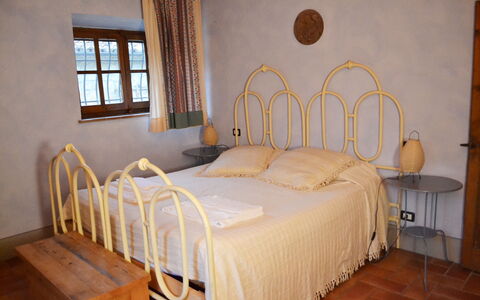 Appartamento Poggiolo, Wifi, Near Perugia: Bett, Möbel, Schlafzimmer, Holz, Bedding, Interior Design, Bettdecke, Fussboden, Bettrahmen, Flooring