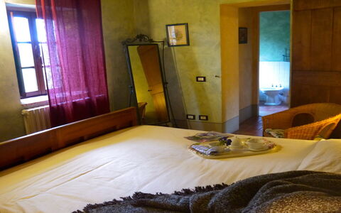 Appartamento Rustico, Wifi, Perugia: Bett, Schlafzimmer, Möbel, Bettdecke, Interior Design, Bedding, Fussboden, Flooring, Holz, Linens