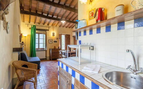 Appartamento Rustico, Wifi, Perugia: Möbel, Stuhl, Holzbeize, Countertop, Hartholz, Küche & Esszimmer Tisch, Küche, Zimmerpflanze, Cabinetry, Fliese
