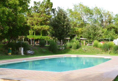 Appartamento Rustico, Wifi, Perugia: Schwimmbad, Baum, Resort, Schatten, Garten, Gartenmöbel, Freizeit, Hinterhof, Landscaping, Water Feature