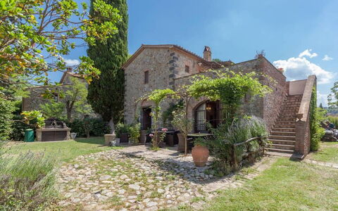 Appartamento La Vecchia Cedraia, Wifi, Perugia: Strauch, Haus, Tür, Zuhause, Estate, Garten, Hütte, Backstein, Landscaping