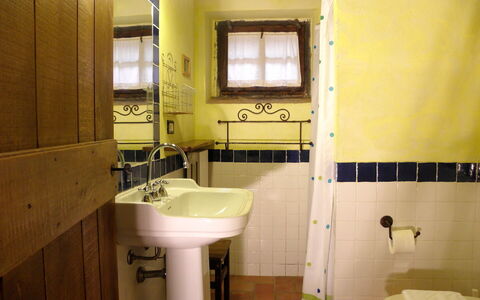 Appartamento La Vecchia Cedraia, Wifi, Perugia: Armatur, Badezimmer, Bad Sink, Interior Design, Flooring, Fussboden, Sinken, Zapfhahn, Installation, Beleuchtung