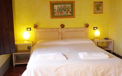 Appartamento La Vecchia Cedraia, Wifi, Perugia: Interior Design, Bett, Möbel, Schlafzimmer, Wand, Fussboden, Flooring, Holz, Bettdecke, Zimmer