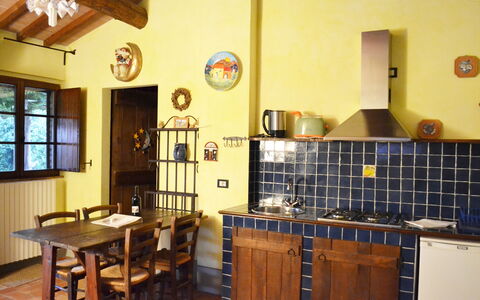 Appartamento La Vecchia Cedraia, Wifi, Perugia: Möbel, Interior Design, Holz, Flooring, Küche, Zimmer, Fussboden, Küche & Esszimmer Tisch, Decke, Tabelle