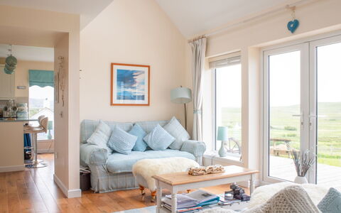 Orral Cottage: Möbel, Interior Design, Flooring, Fussboden, Textil, Couch, Zimmer, Wohnzimmer, Tabelle, Decke