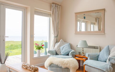 Orral Cottage: Möbel, Interior Design, Holz, Textil, Fussboden, Zimmer, Flooring, Tabelle, Stuhl, Wohnzimmer