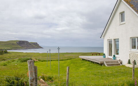 Orral Cottage: Gras, Hütte, Haus, Wiese, Grundstueck, Küsten Und Ozeanische Forms, Küste, Zuhause, Meer