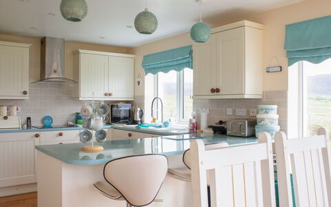 Orral Cottage: Möbel, Interior Design, Küche, Countertop, Flooring, Cabinetry, Holz, Fussboden, Küchengerät, Light Fixture