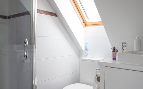 Orral Cottage: Interior Design, Wand, Armatur, Flooring, Fussboden, Badezimmer, Installation, Zuhause, Zapfhahn, Zimmer
