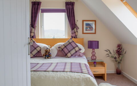 Orral Cottage: Möbel, Interior Design, Bett, Schlafzimmer, Flooring, Fussboden, Holz, Zimmer, Bettdecke, Linens