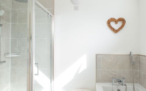 Salt Cottage: Interior Design, Badezimmer, Flooring, Armatur, Fussboden, Zimmer, Installation, Decke, Beleuchtung, Zapfhahn