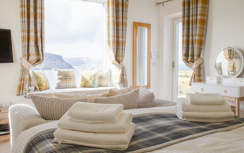 Salt Cottage: Möbel, Interior Design, Textil, Linens, Zuhause, Zimmer, Decke, Fensterbehandlung, Schlafzimmer, Bett