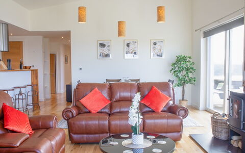 Salt Cottage: Möbel, Interior Design, Flooring, Couch, Holz, Fussboden, Decke, Zimmer, Wohnzimmer, Tabelle