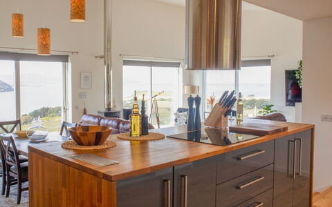 Salt Cottage: Möbel, Countertop, Küche, Interior Design, Flooring, Holz, Küchengerät, Cabinetry, Decke, Geschirr