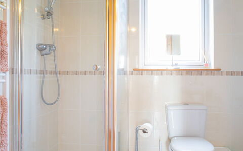 Creagan: Badezimmer, Armatur, Wand, Flooring, Fussboden, Interior Design, Installation, Zapfhahn, Beleuchtung, Sinken