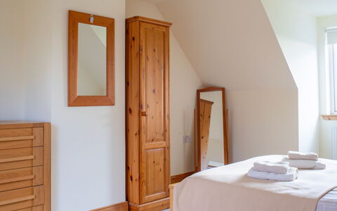 Creagan: Möbel, Interior Design, Holz, Flooring, Bett, Fussboden, Schlafzimmer, Zimmer, Schublade, Beleuchtung
