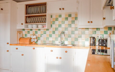 Creagan: Küche, Countertop, Interior Design, Cabinetry, Flooring, Küchengerät, Fussboden, Schrank, Schublade, Zimmer