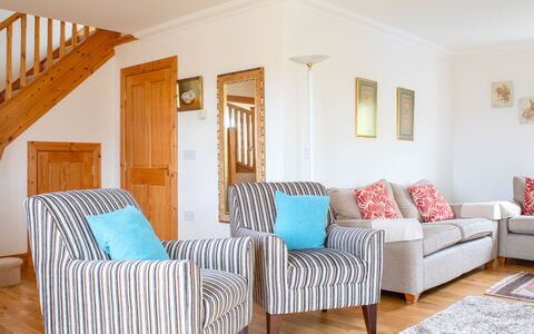 Creagan: Möbel, Interior Design, Flooring, Couch, Fussboden, Holz, Zimmer, Wohnzimmer, Textil, Zuhause