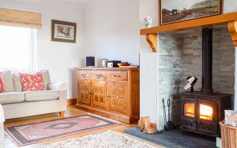 Creagan: Möbel, Interior Design, Flooring, Holz, Feuerstelle, Fussboden, Wohnzimmer, Zimmer, Couch, Beleuchtung