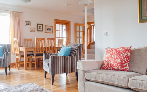 Creagan: Möbel, Interior Design, Flooring, Fussboden, Couch, Holz, Zimmer, Tabelle, Wohnzimmer, Decke