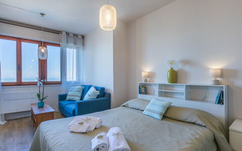 Mediterraneo: Bett, Möbel, Interior Design, Schlafzimmer, Bedding, Fussboden, Bettdecke, Flooring, Zimmer, Wand