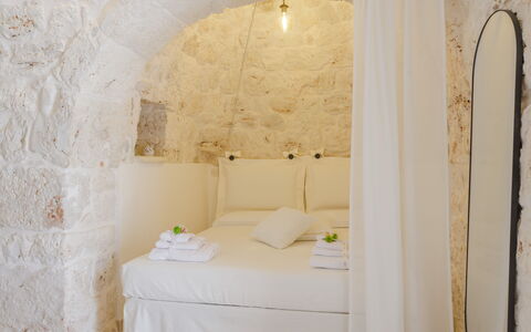 Trullo Quattro Carrini: Schlafzimmer, Linens, Bett, Bedding, Bettdecke, Steinwand, Kissen