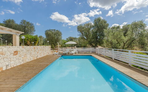Trullo Quattro Carrini: Blau, Schwimmbad, Gartenmöbel, Resort, Schatten, Eco Hotel, Freizeitzentrum, Water Feature, Thermae, Villa
