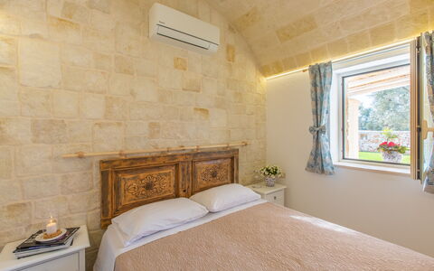 Lamia Del Vespro: Decke, Interior Design, Fussboden, Möbel, Schlafzimmer, Bettrahmen, Bett, Bedding, Holzbeize, Bettdecke