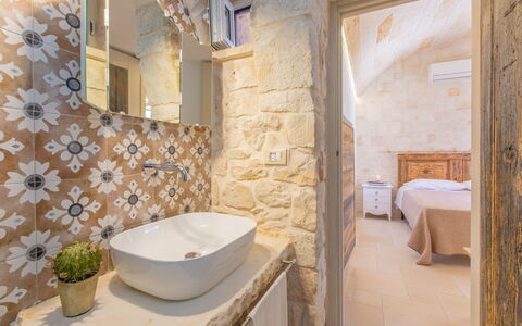 Lamia Del Vespro: Flooring, Interior Design, Fussboden, Decke, Armatur, Fliese, Badezimmer, Steinwand, Installation