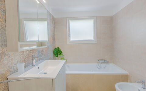 Casa Nonna Netta: Badezimmer, Armatur, Badewanne, Flooring, Interior Design, Fussboden, Zapfhahn, Bad Sink, Sinken, Installation