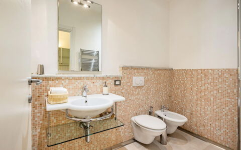 Casa Garibaldi - Levanto: Badezimmer, Bad Sink, Armatur, Flooring, Interior Design, Sinken, Fussboden, Zapfhahn, Installation, Spiegel