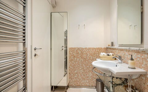 Casa Garibaldi - Levanto: Badezimmer, Armatur, Flooring, Interior Design, Bad Sink, Fussboden, Sinken, Spiegel, Zapfhahn, Installation