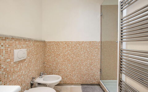Casa Garibaldi - Levanto: Flooring, Fussboden, Badezimmer, Armatur, Interior Design, Fliese, Installation, Verbundwerkstoff, Decke, Toilette