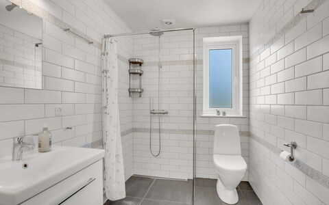 Amdi - 1.3Km from the Sea: Badezimmer, Armatur, Flooring, Toilleten Sitz, Fussboden, Toilette, Interior Design, Installation, Fliese, Decke