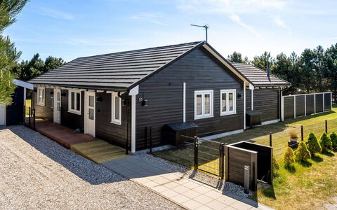 Amdi - 1.3Km from the Sea: Dach, Haus, Wohngebiet, Zuhause, Estate, Hütte, Design