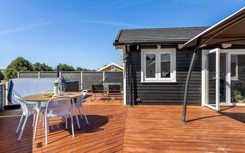 Amdi - 1.3Km from the Sea: Dach, Haus, Wohngebiet, Zuhause, Estate, Hütte, Design
