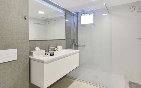 Oasis Serenity: Interior Design, Flooring, Armatur, Badezimmer, Fussboden, Bad Sink, Badezimmerschrank, Sinken, Zapfhahn, Decke