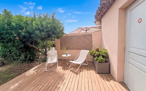 Laura: Gartenmöbel, Schatten, Garten, Hinterhof, Deck, Garten, Landscaping, Balkon, Blumentopf, Terrasse