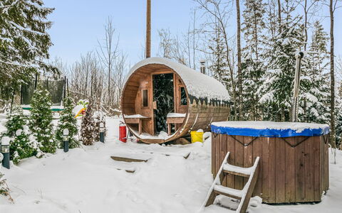 Saarentaus: Holz, Flooring, Fussboden, Möbel, Holzboden, Interior Design, Etagenbett, Zimmer, Holzbeize, Hartholz
