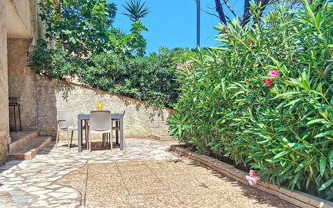 Le Rayolet Parc: Strauch, Blumentopf, Garten, Flagstone, Zimmerpflanze, Landscaping, Walkway, Schatten, Cobblestone